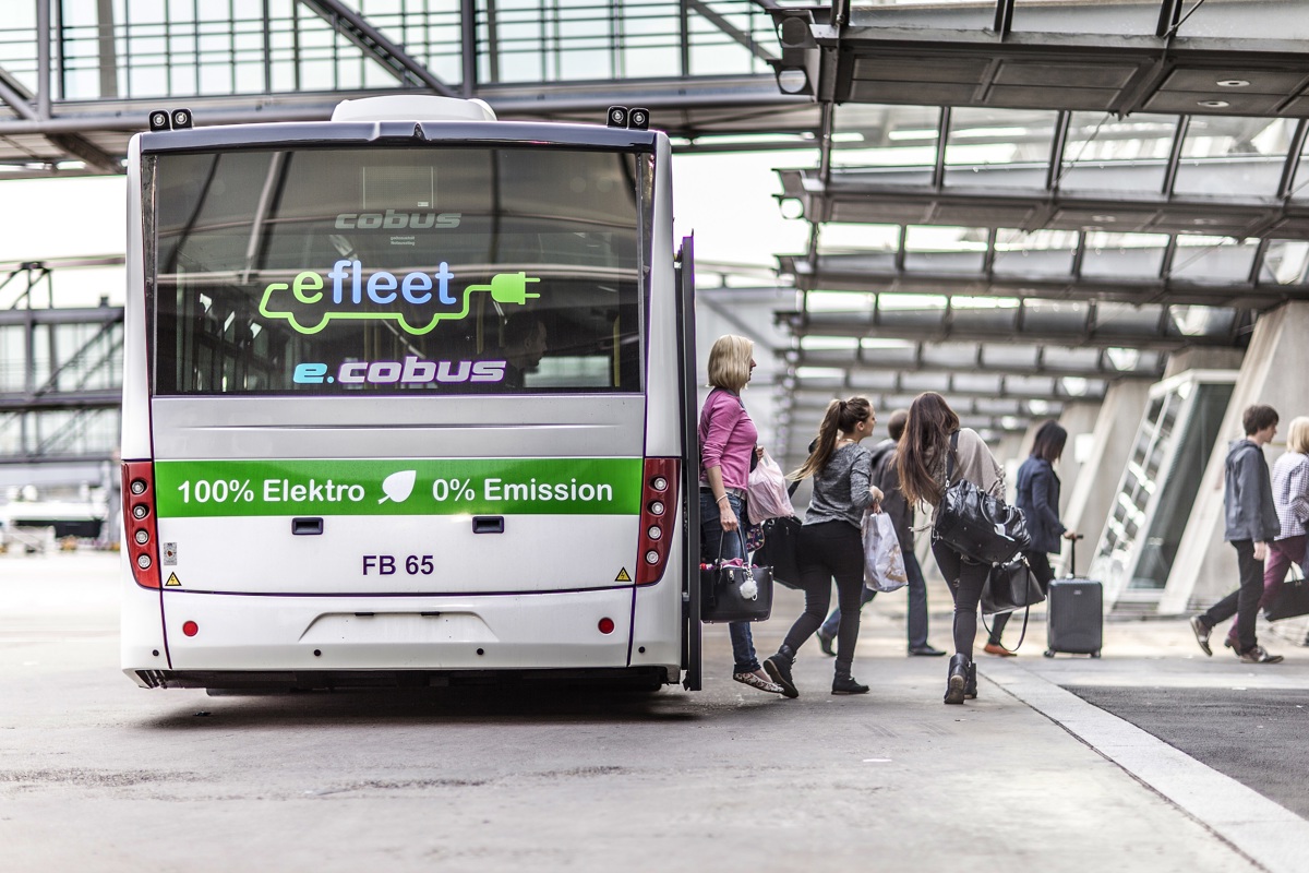 Passagiere steigen aus einem Elektrobus aus