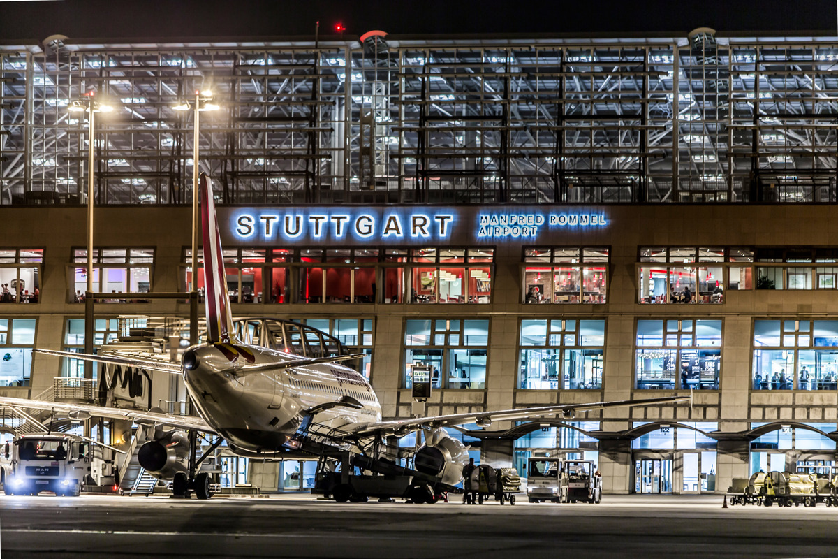 Der Flughafen mit Sicht auf das Gebäude bei Nacht