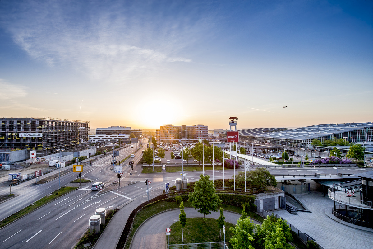 Blick auf die Airportcity Richtung Osten bei Sonnenaufgang