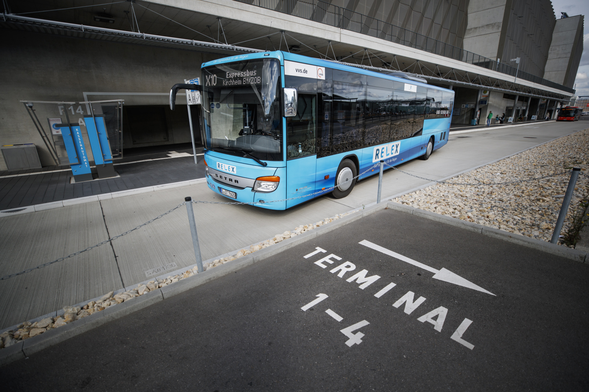 Bus fährt am Busbahnhof ab