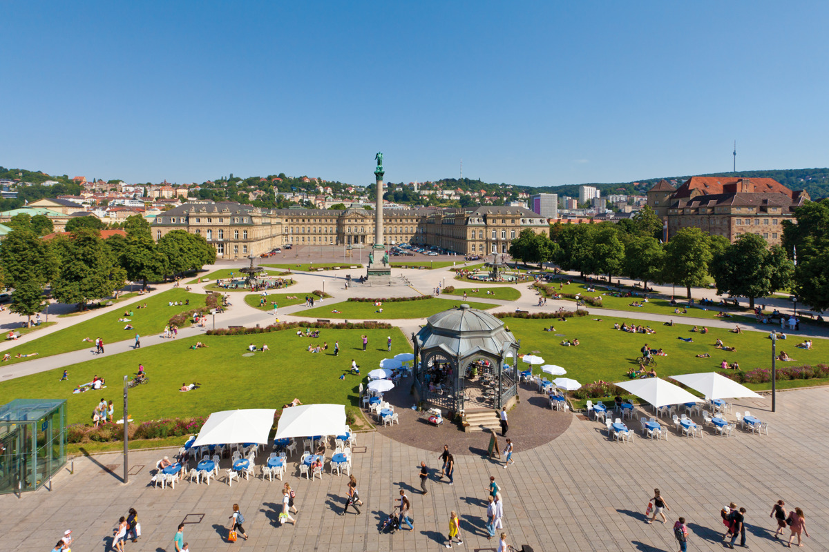 Blick auf den Schlossplatz und das Schloss in Stuttgart