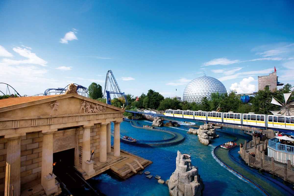 Freizeitpark mit Wasserbahn, Achterbahn und weiteren Attraktionen