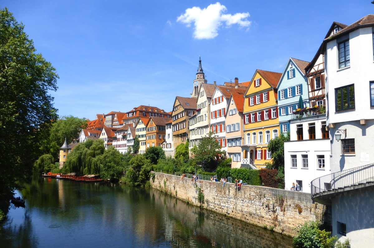 Fluss mit bunten Altstadthäusern an der rechten Uferseite