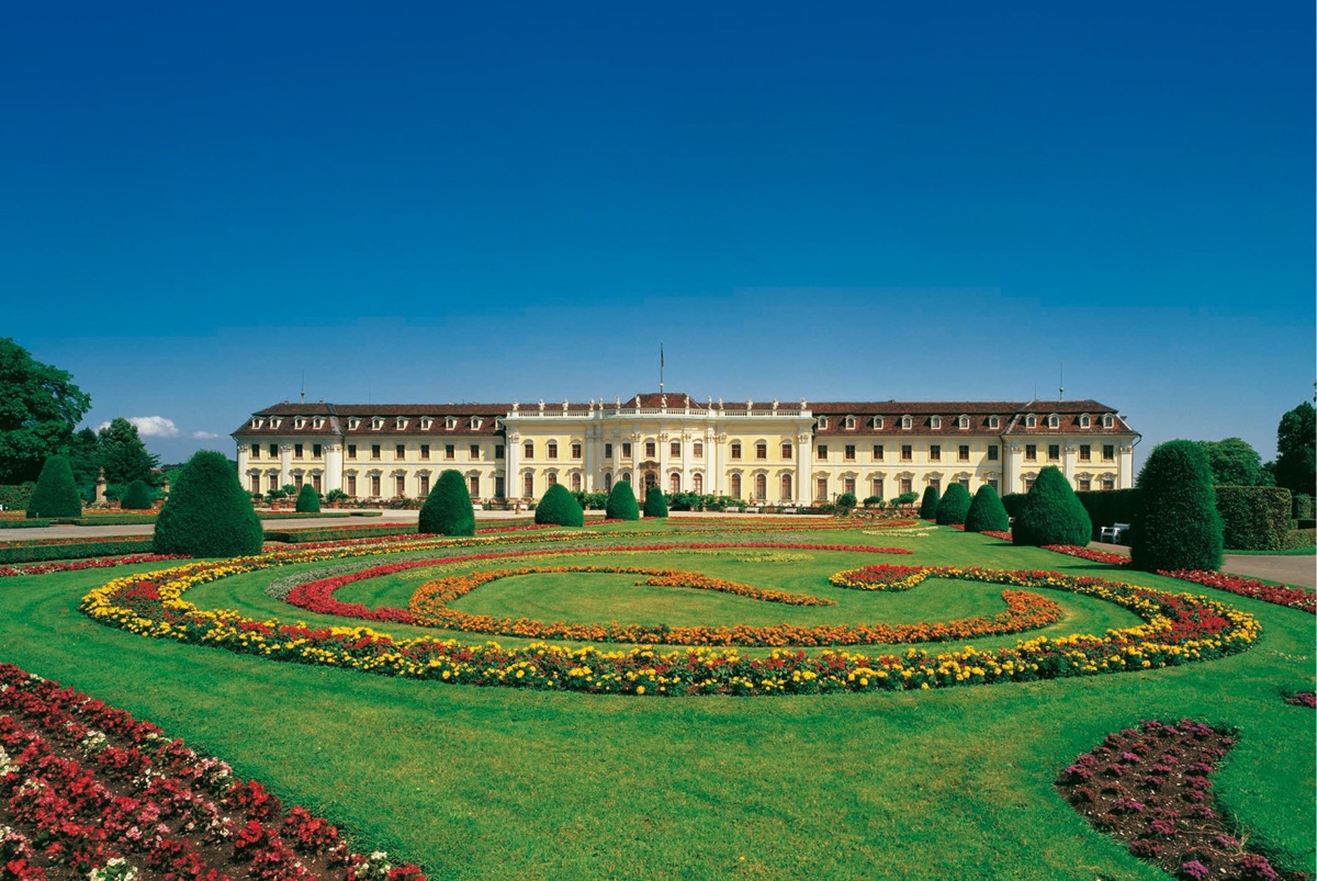 Garten mit Blumen vor Residenzschloss