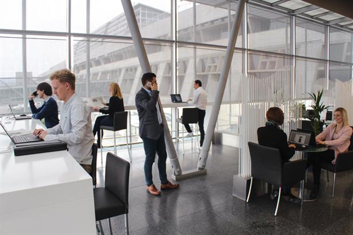 Geschäftsleute arbeiten in der Workzone am Terminal