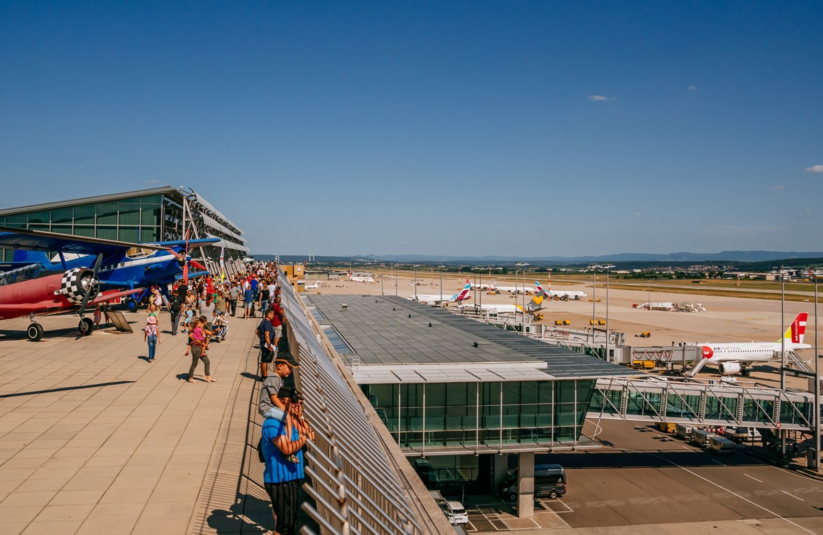 Besucher auf der Besucherterrasse beobachten die Flugzeuge auf dem Vorfeld