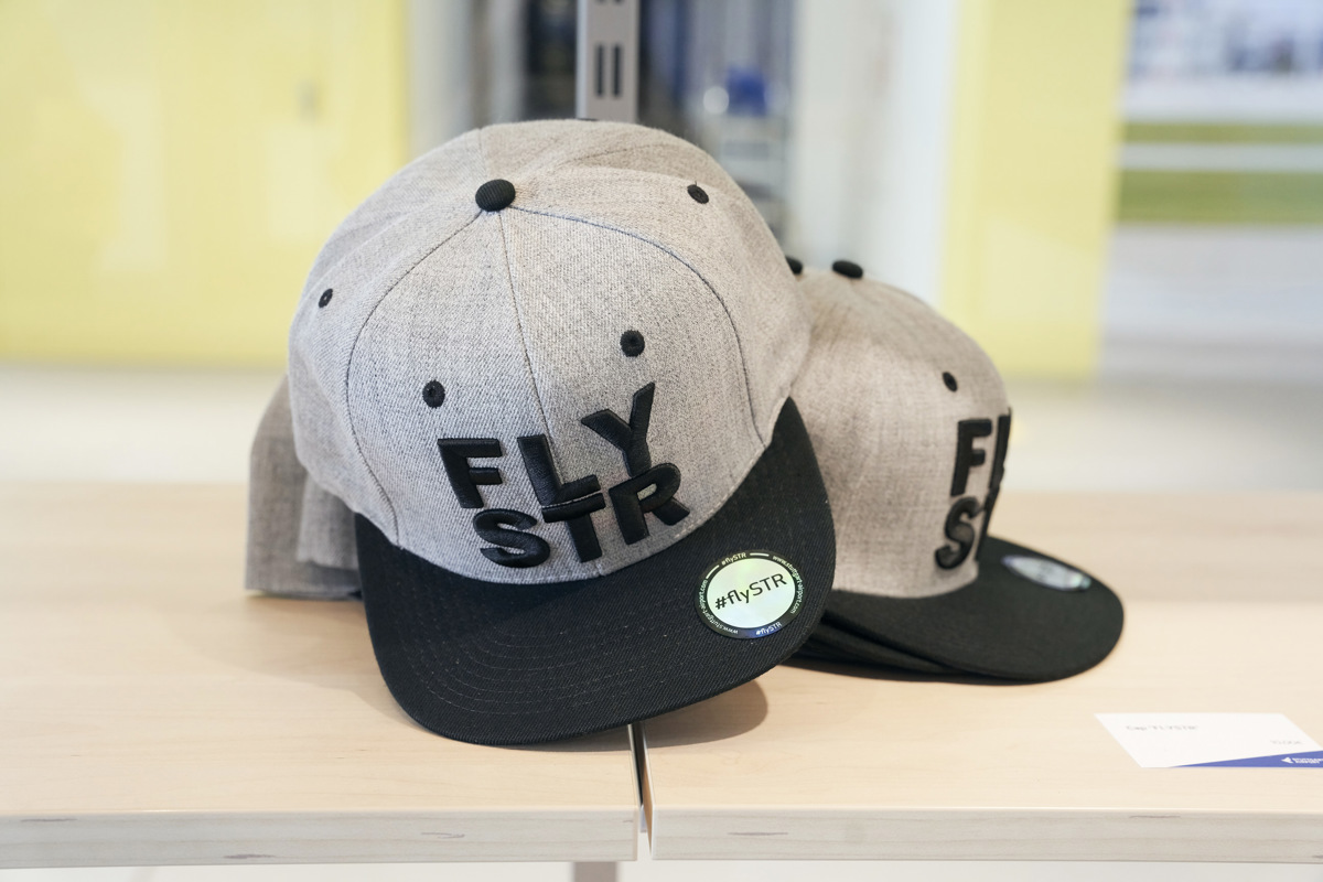 Graue Cap mit Aufschrift flySTR im Shop der SkyLand Erlebniswelt