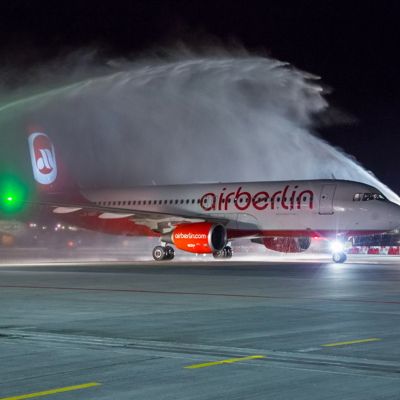 Airberlin Flugzeug wird von der Feuerwehr mit einer Wasserdusche verabschiedet