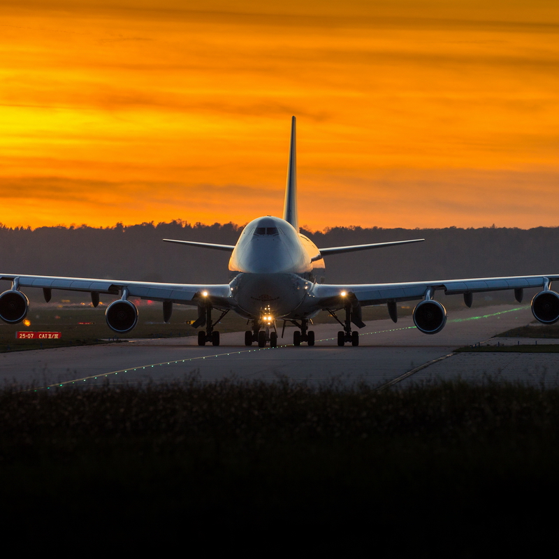 Großes Frachtflugzeug rollt zur Startbahn