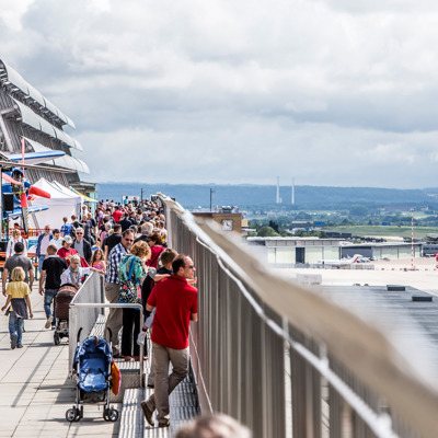 Viele Besucher genießen Ausblick von der Besucherterasse